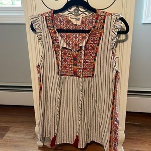 Savannah Jane embroidered top Size L